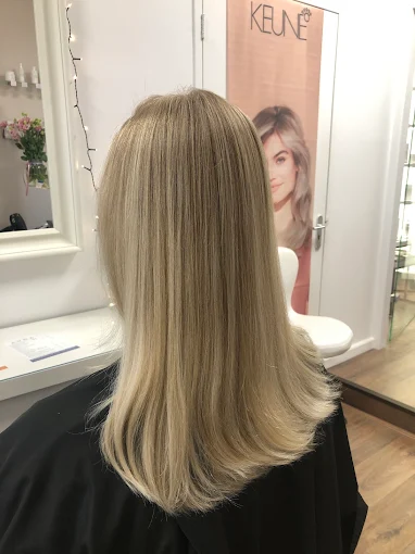 Smooth blonde haircut with a soft layered finish